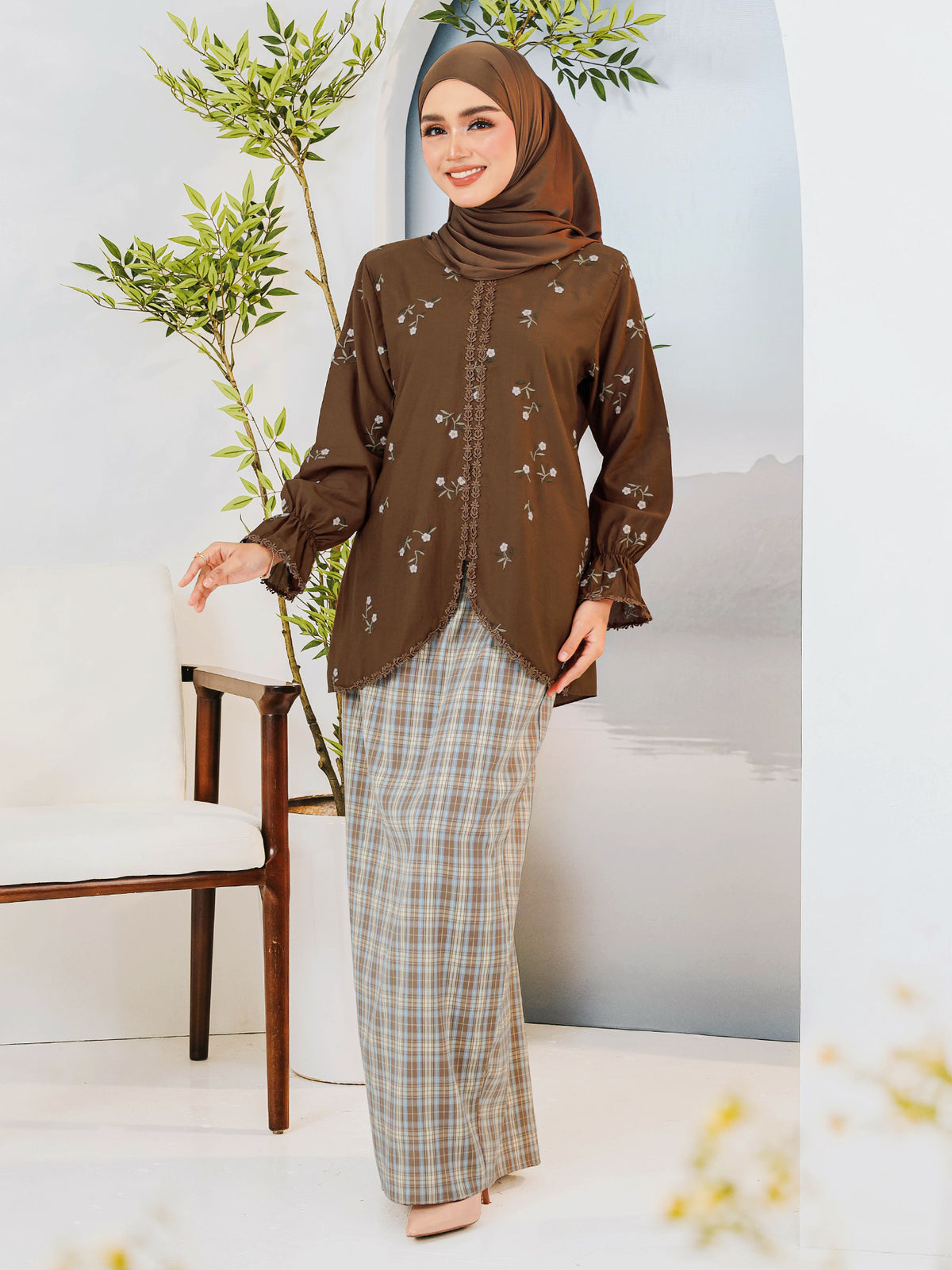 KAPAS DAHLIA 02 - Brown Blueberry