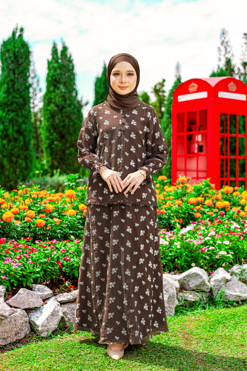MANES DAISY 02 - Rich Brown