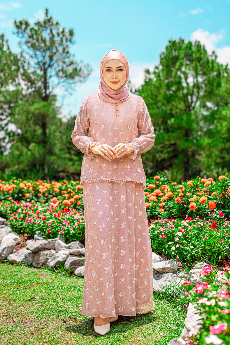MANES DAISY 05 - Peachy Pink